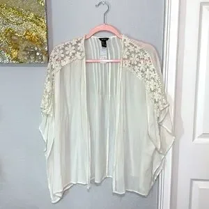 Forever 21 Sweaters Forever 2 White Short Sleeve Flowy Floral
